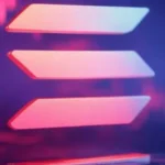 El logo de la criptomoneda Solana en color rosa.